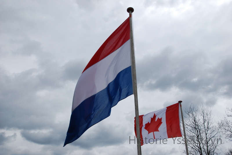 Nederlandse en Canadese vlag i.v.m. omgekomen Canadese vliegers.