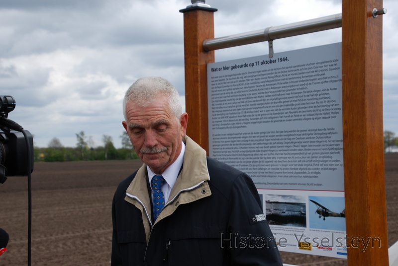 Sieb Nijssen, voorzitter Stichting Historie Ysselsteyn met welkomstwoord voor het infobord bij het monument.