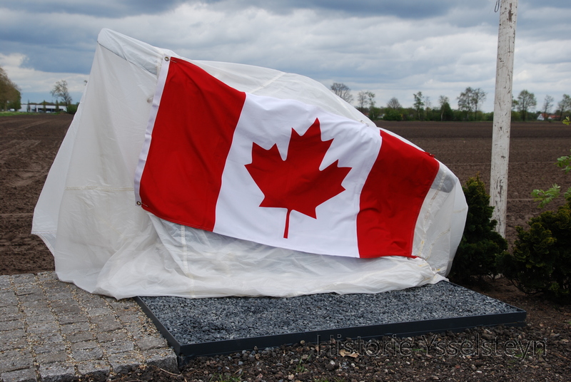 Het te onthullen monument onder de Canadese vlag.