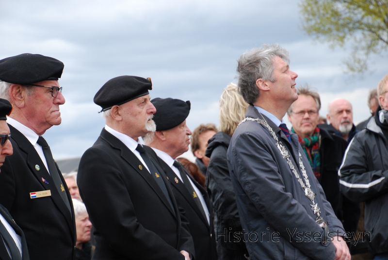 Leden van de bond van Oud Strijders en burgemeester Gillissen van Venray.