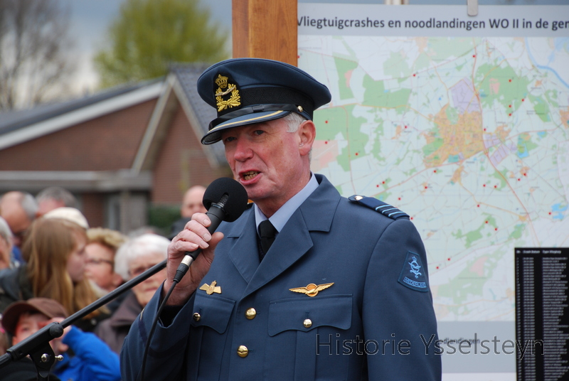 Oud piloot Joop Hendriks, lid  van de Plane Hunters die zoeken naar resten van omgekomen vliegtuigen, vertelt over de komst van twee historische vliegtuigen.