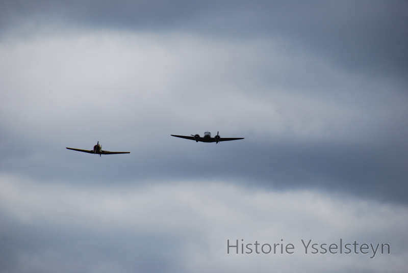 Twee historische vliegtuigen waarvan een ’n Spitfire die veel werden ingezet tijdens de tweede wereldoorlog komen speciaal voor de onthulling naar Ysselsteyn.