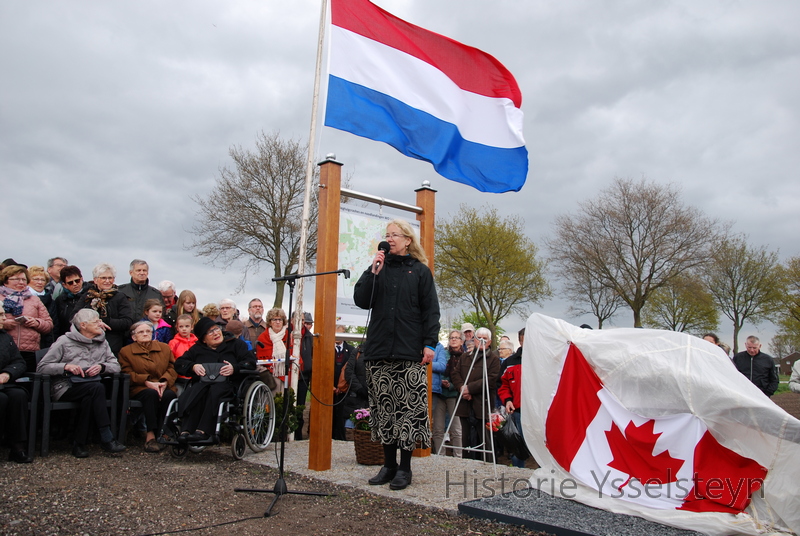 Een en al aandacht van het publiek voor de speech van Piché’s kleindochter Tara.