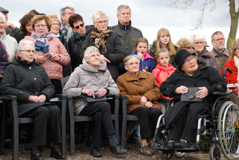 Veel belangstelling bij het publiek voor de worden van Tara. Rechts in de rolstoel Iet Jeurissen die de gebeurtenissen allemaal heeft meegemaakt omdat zij toendertijd in de achterliggende boerderij woonde.