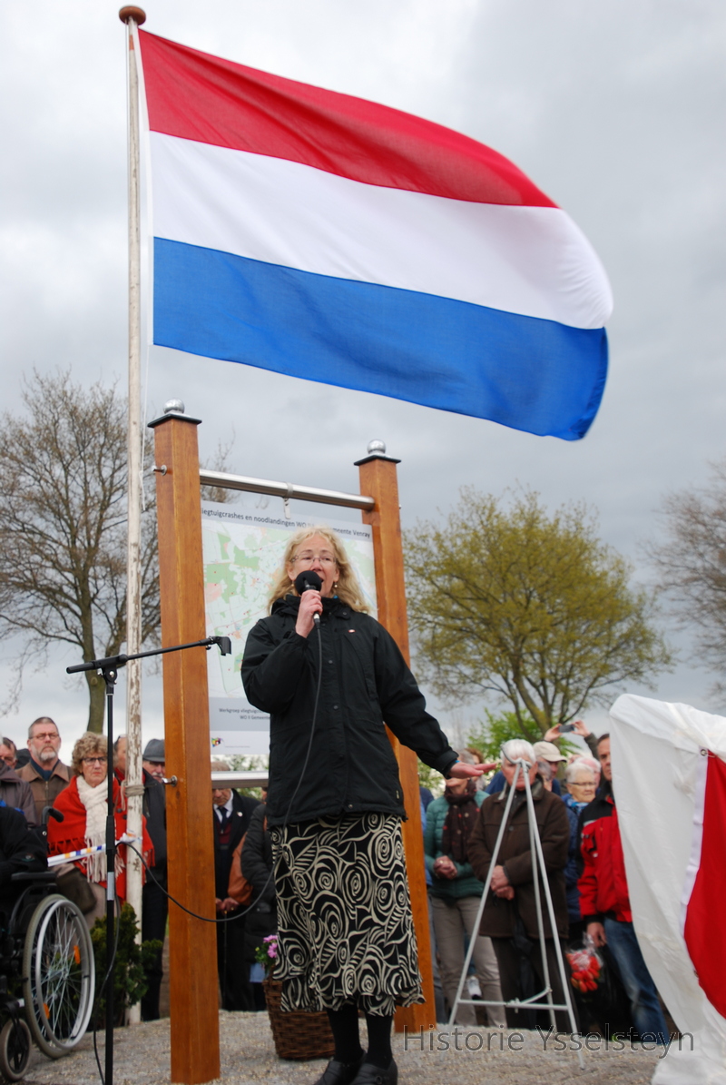 Tara Coulter, kleindochter van omgekomen piloot Piché, met speech voor de onthulling.