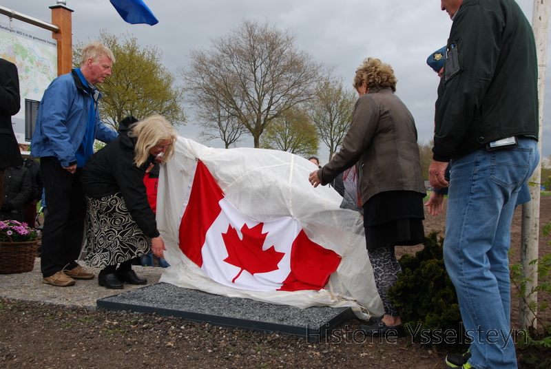 De onthulling van het monument gebeurt door Tara Coulter met haar man (links) en (rechts) meegereisde kennissen uit Canada.