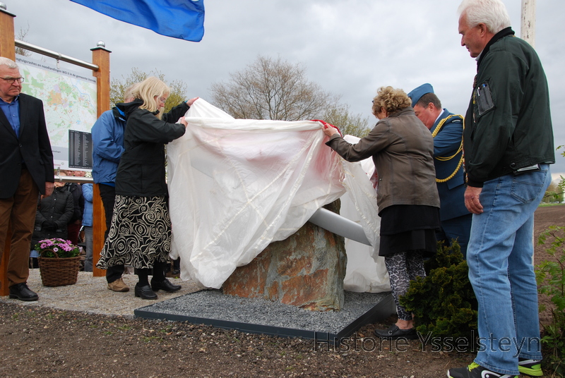 Het monument komt tevoorschijn.