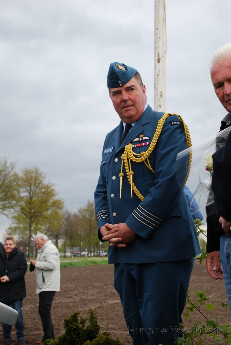 Vertegenwoordiger van het Canadese leger met iemand van het Canadese bezoek.