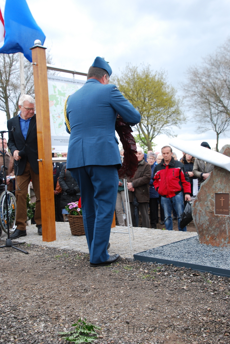 Kranslegging namens het Canadese leger.