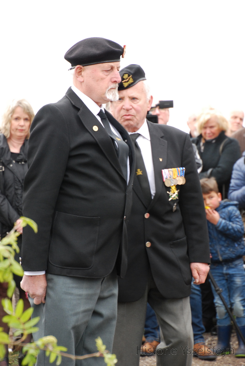 Afgevaardigden van de bond van oud- strijders brengen een groet aan de omgekomen vliegers.