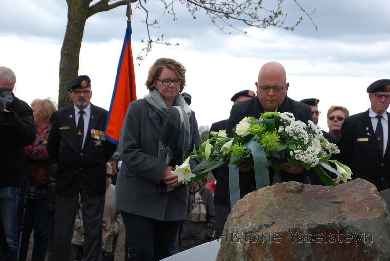 Namens Dorpsraad Ysselsteyn leggen Marika Houben en Eric Hegger een krans bij het monument.