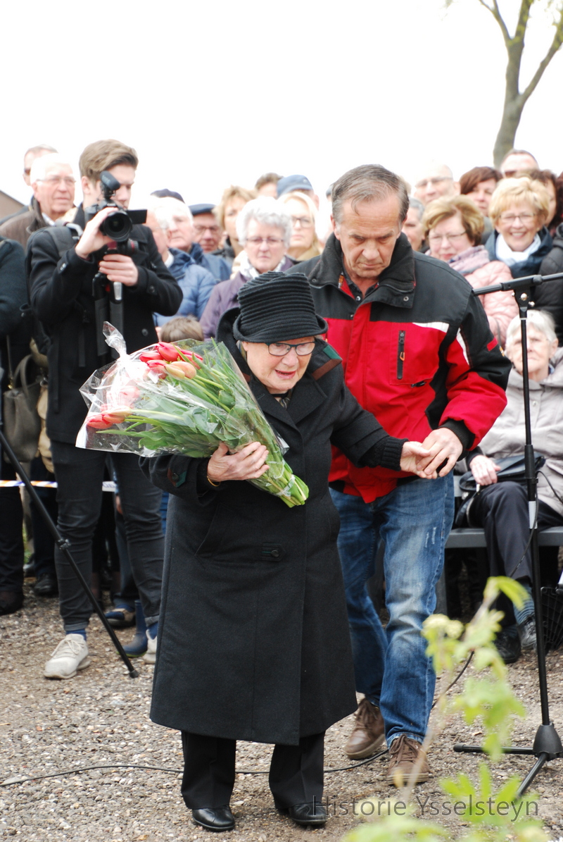 Iet Jeurissen, ten tijde van het neerstorten van het vliegtuig wonende in de dichtstbijzijnde boerderij, brengt ook een bloemenhulde.