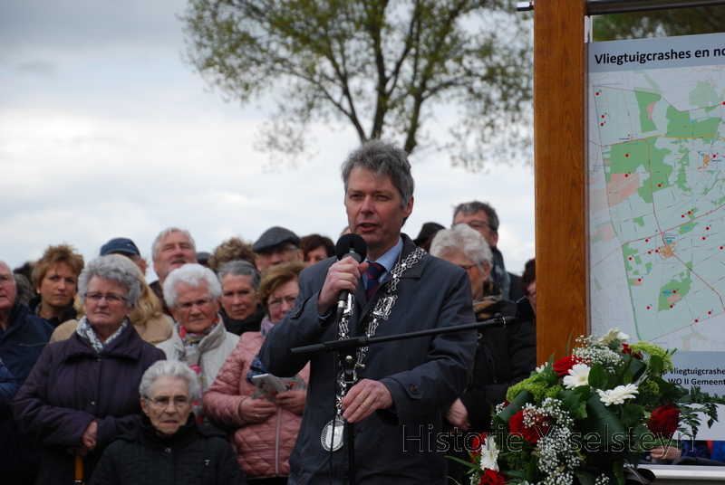 Burgemeester Gillissen van Venray staat stil bij de onthulling van het monument.