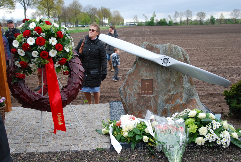 Overzichtsfoto monument met bloemen.