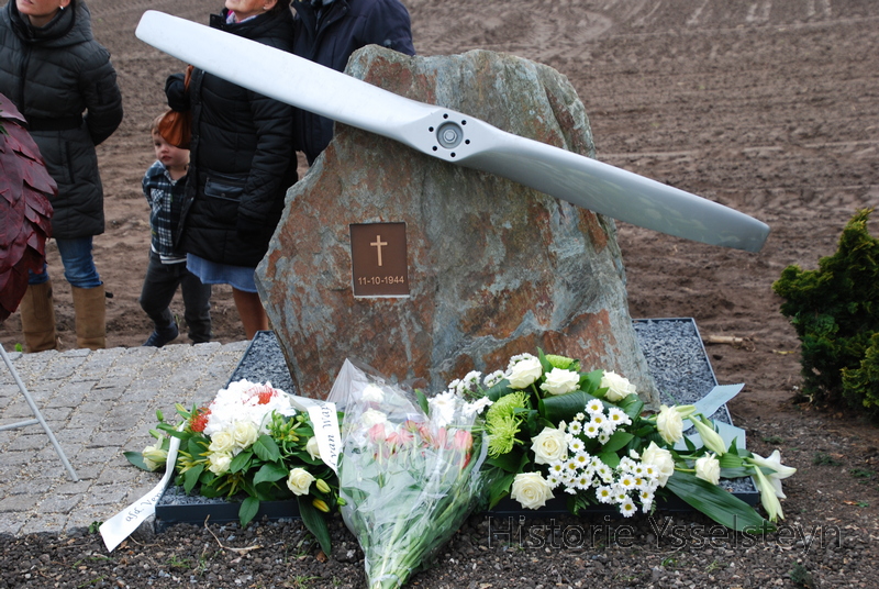 Overzichtsfoto monument met bloemen.