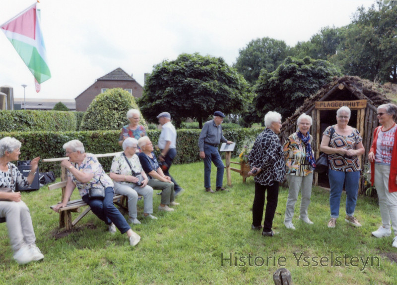 Bezoekers bij de nagebouwde plaggenhut op de hoek Paardekopweg – Timmermannsweg.