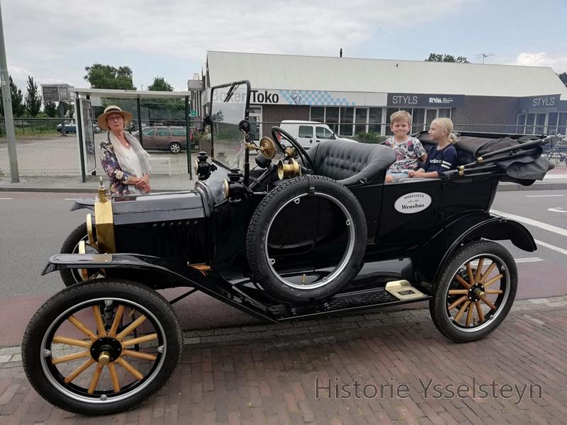 Ook deze Old Timer auto was te zien tijdens het reundje Ysselsteyn.