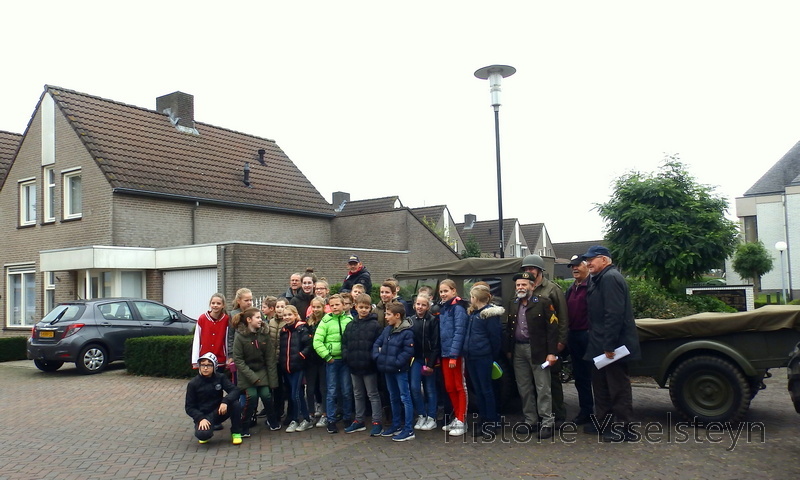 Met een schoolklas met de huifkar en militair materieel op excursie langs plekken in Ysselsteyn met een oorlogsverhaal.