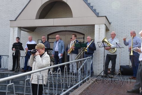 Joekskapel “Wie het die gebeld” staat klaar voor het officiële gedeelte.