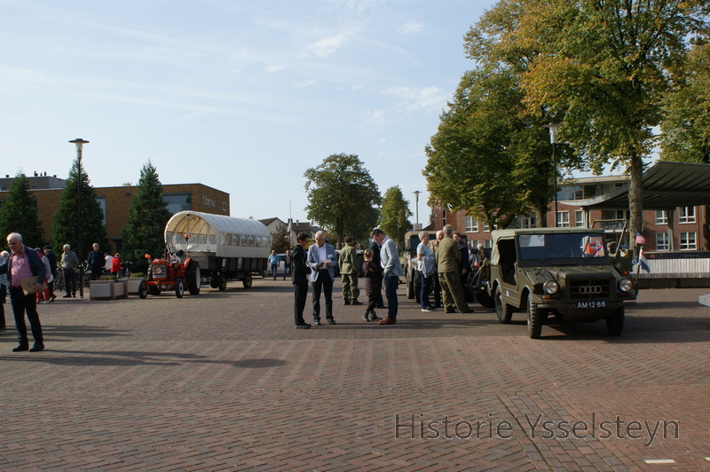 De huifkarren en de vrijwilligers met hun jeeps staan klaar om de Ysselsteynse bevrijdingsroute te rijden.