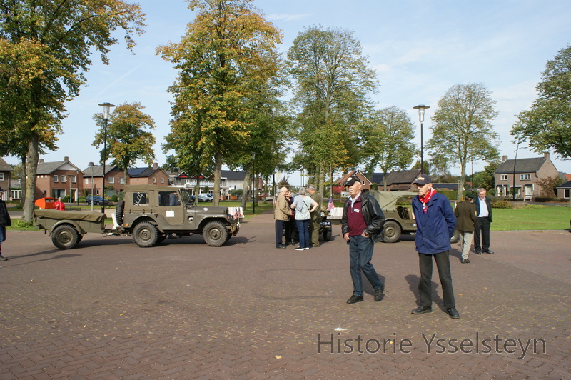 Historische Jeeps van deelnemende vrijwilligers.