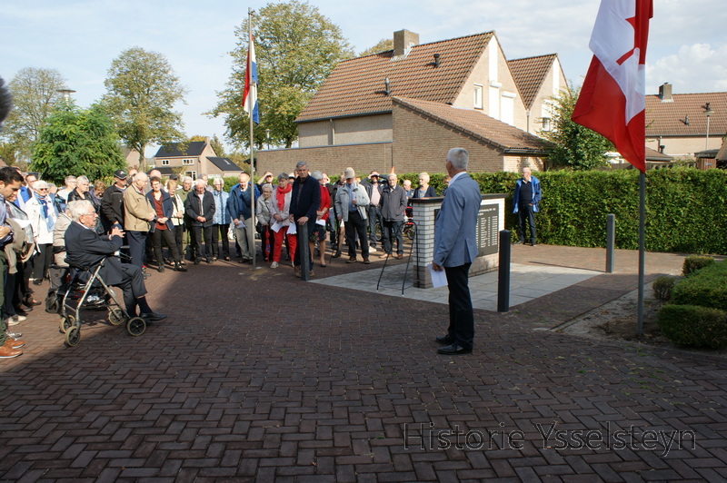 Voorzitter S. Nijssen van de Stichting Historie Ysselsteyn met zijn openingswoord voor de in grote getale opgekomen belangstellenden.