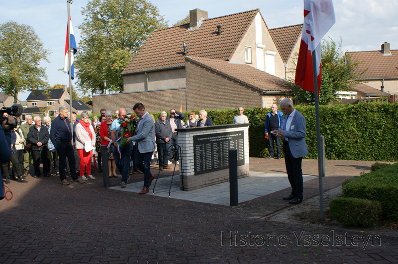 Het plaatsen van een krans voor de Ysselsteynse gevallenen en de Geallieerde gesneuvelde bevrijders van Ysselsteyn.