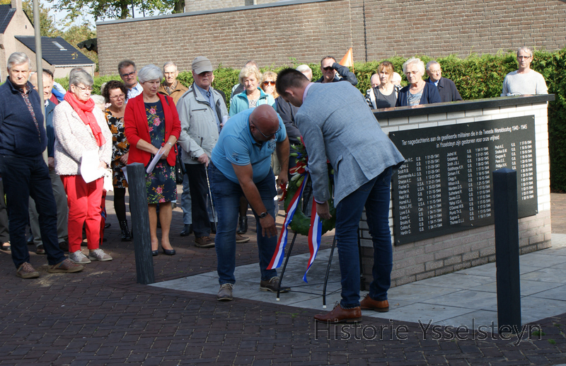 Het plaatsen van een krans voor de Ysselsteynse gevallenen en de Geallieerde gesneuvelde bevrijders van Ysselsteyn.