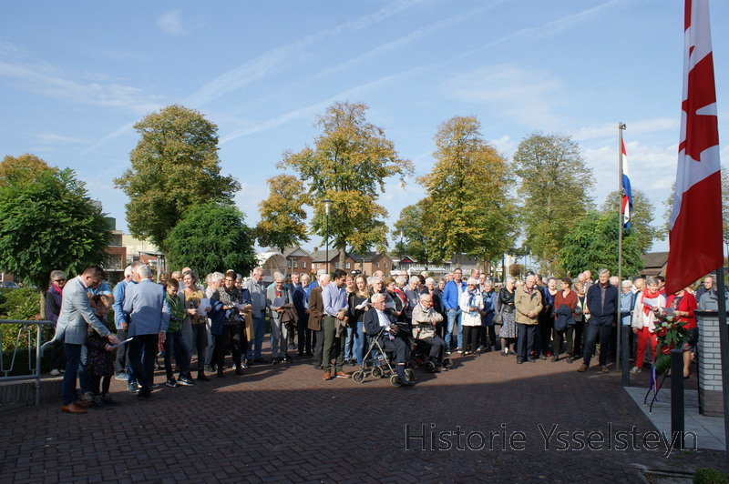 Overzichtsfoto met belangstellenden.