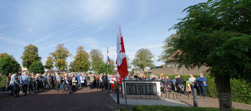 Overzichtsfoto met belangstellenden.