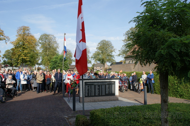 Overzichtsfoto met belangstellenden.