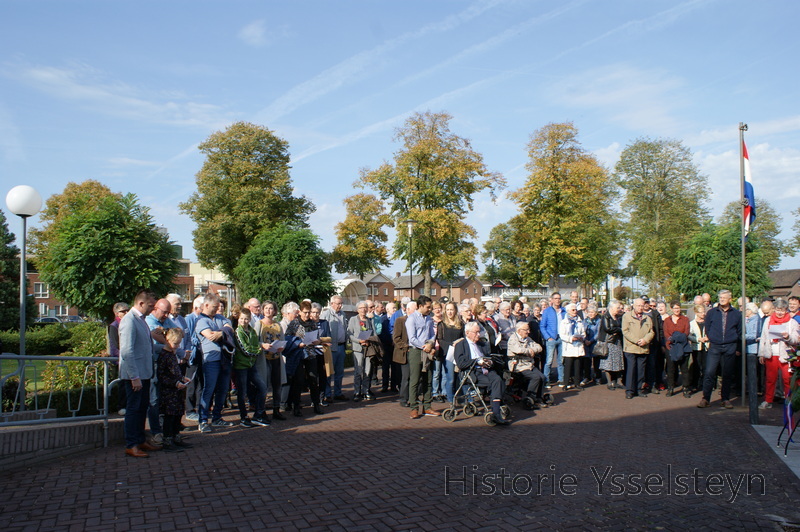 Overzichtsfoto met belangstellenden.