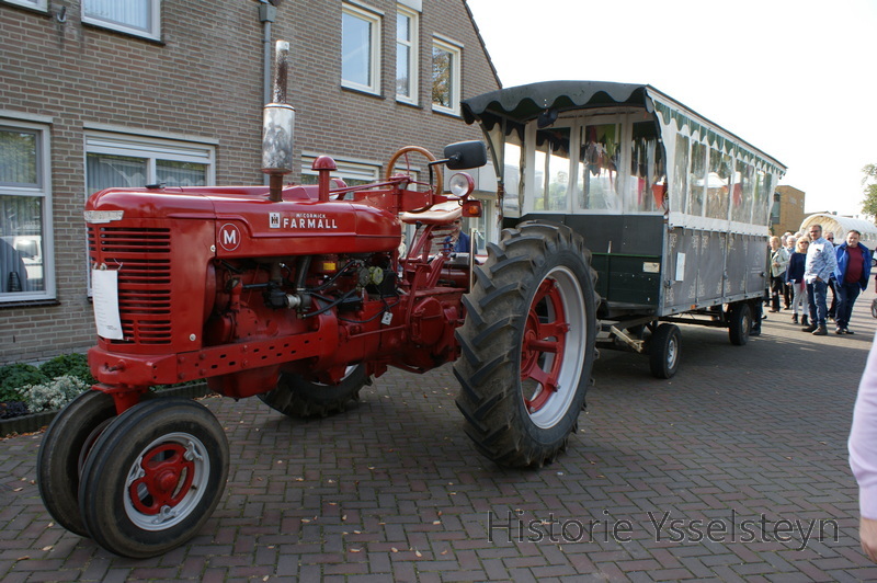 De historische Farmall trekker met huifkar van Harry Strijbos staat klaar voor vertrek.