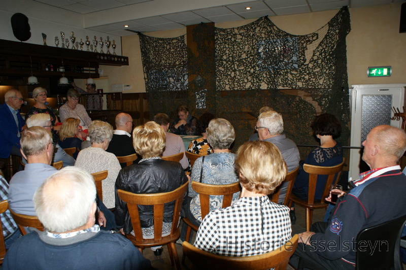 In een aparte ruimte in Gemeenschapshuis Smelehof worden persoonlijke oorlogsverhalen voorgelezen door nabestaanden van Theo Deters, Jep Flinsenberg en de Familie van Well.